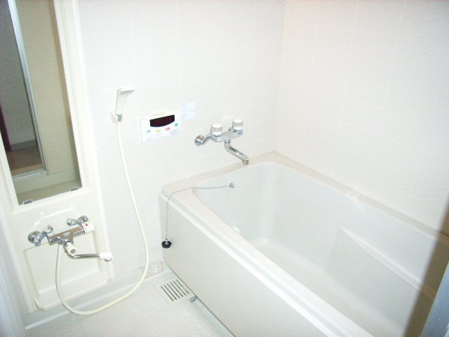 バス・シャワールーム　同物件、別号室のものです。