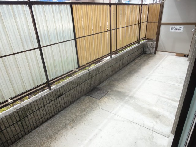 バルコニー　同物件、別号室のものです。