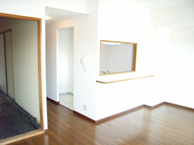 居室・リビング　同物件、別号室のものです。