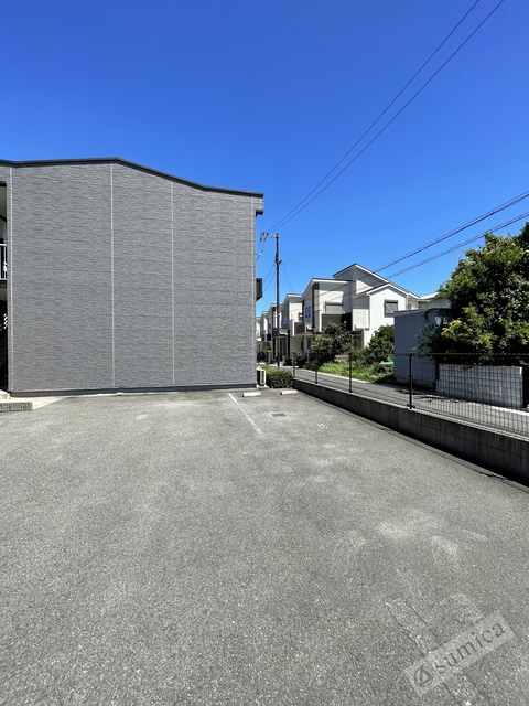 駐車場　広々とした駐車スペース。ハイルーフ車ＯＫ。