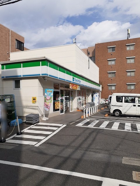 コンビニ　ファミリーマート世田谷二丁目店（コンビニ）まで300m