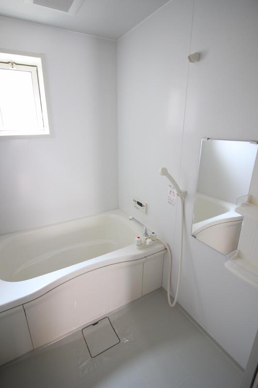 バス・シャワールーム　小窓のあるバス