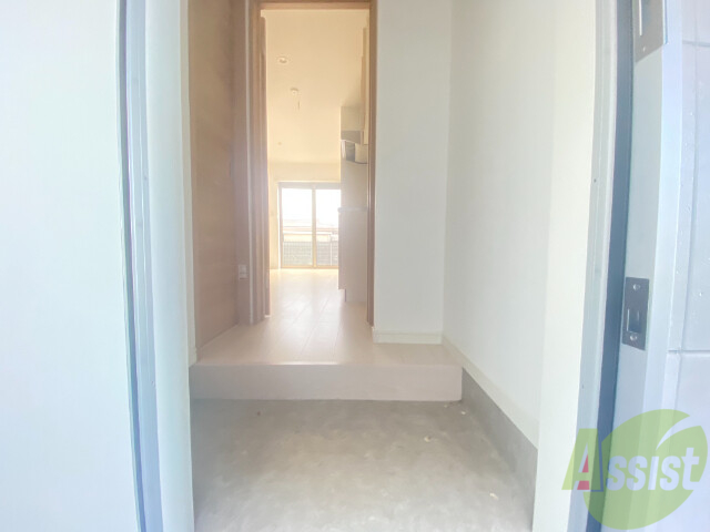 玄関　たっぷりの陽光が降り注ぎ、開放感あふれる室内