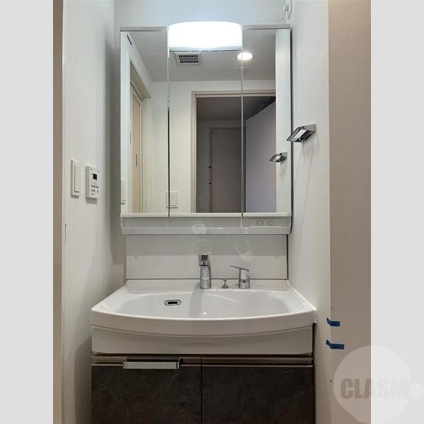 洗面設備　三面鏡＆シャンプードレッサー付き