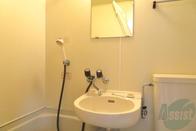 洗面設備　洗面台はお風呂とトイレの間に仲良く並んでます