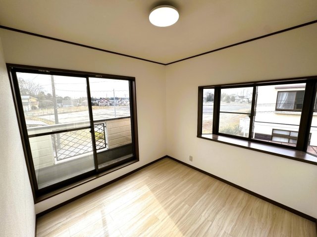 その他　◆ 南向きで日当たりのよい4.5帖の洋室