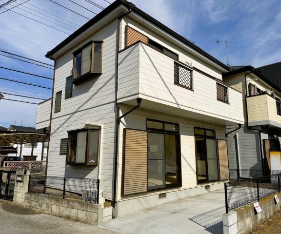 建物外観　◆ 駐車場付き３LDK戸建。隣接する家が一面だけで開放感あり