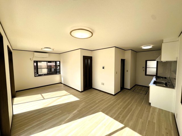 居室・リビング　◆ 15.5帖の広々LDK。南向き日当たり良好。エアコン新品