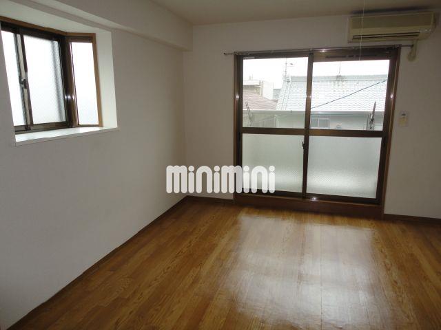居室・リビング　最上階角部屋で日当たり良好です。