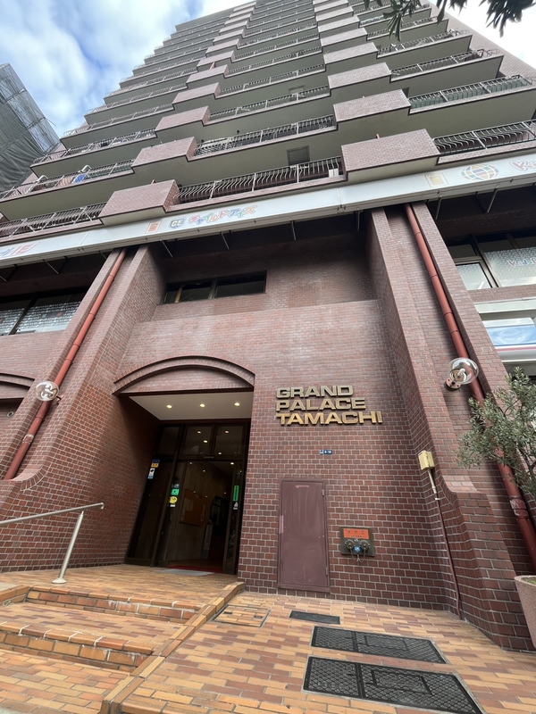 建物外観　★1F部分飲食店やコンビニがあり、お買い物や外食にも便利です