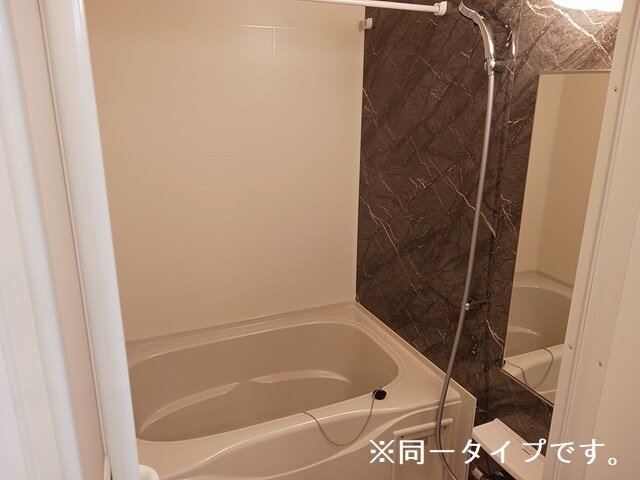 バス・シャワールーム　コンパクトで使いやすいお風呂です