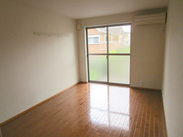 居室・リビング　明るい日差しが注ぎ込む洋室