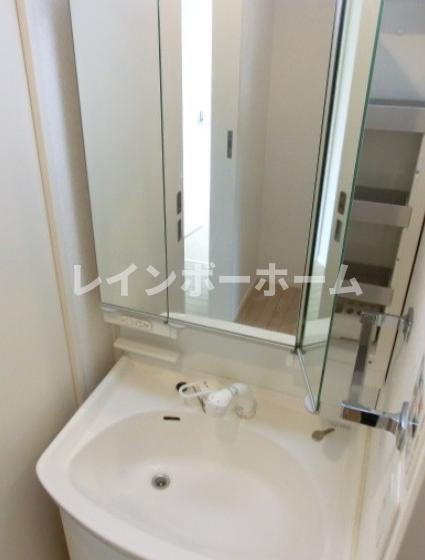 洗面設備　ゆったりとスペースのある洗面所