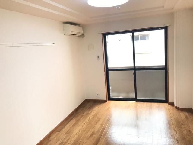 居室・リビング　室内