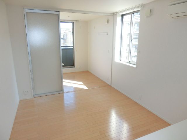 居室・リビング　2面採光で明るいですね