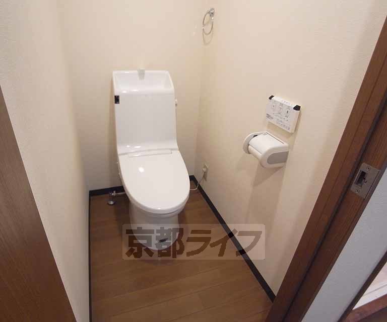 トイレ　綺麗なウォシュレット付きトイレです。