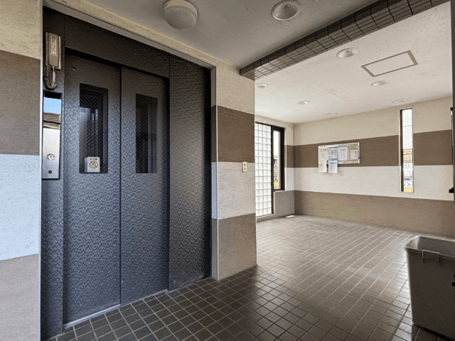 ロビー　エレベータあり