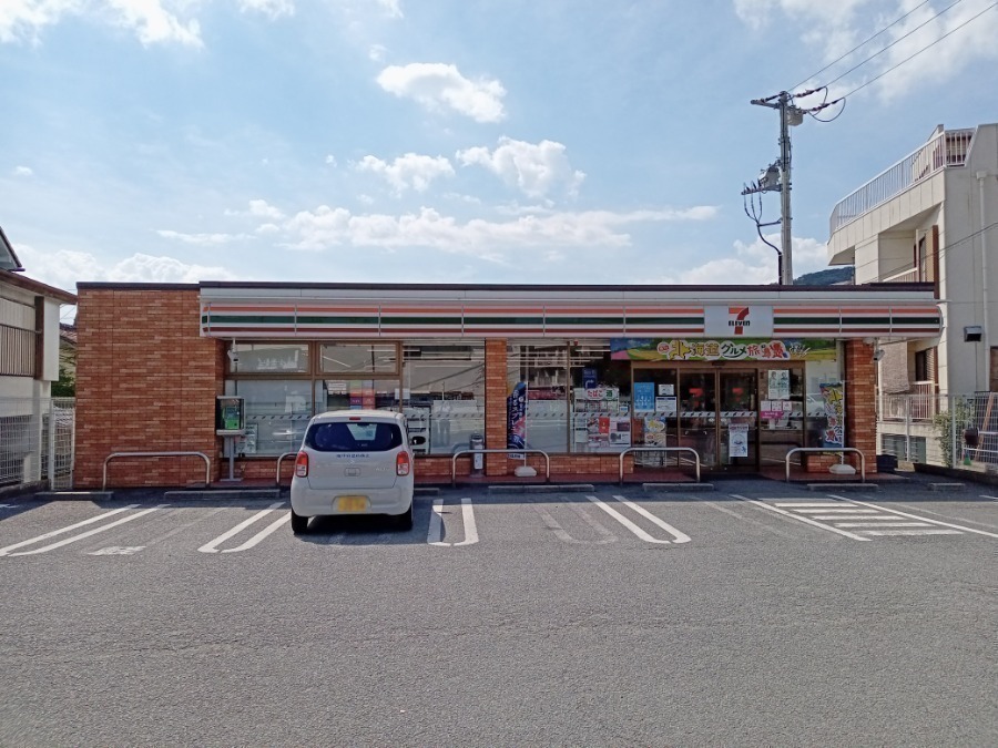 コンビニ　セブンイレブン甲府美咲店（コンビニ）まで390m