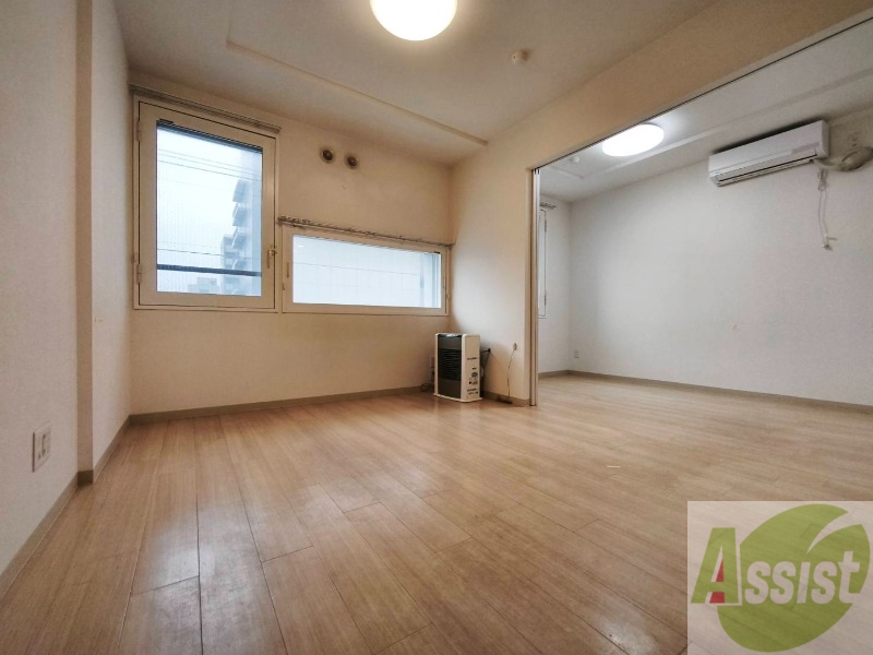 居室・リビング　白さが清潔感を出してくれます。お部屋も明るいですね。