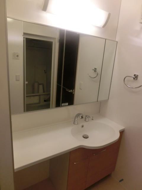 洗面設備　大きな洗面化粧台