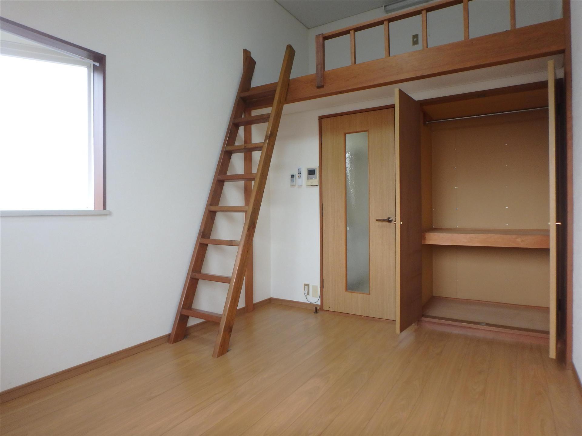 居室・リビング　角部屋で二面採光の明るいお部屋です☆