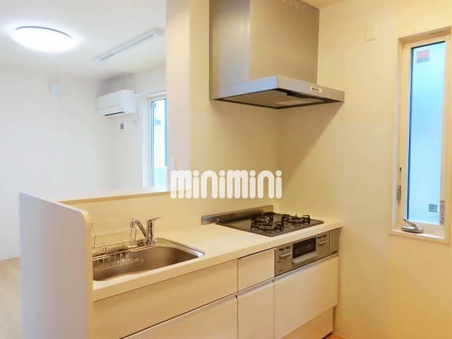 キッチン　３口コンロのシステムキッチン。