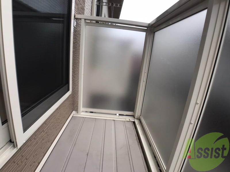 バルコニー　バルコニーは洗濯物を干すのに十分な広さがありますね。