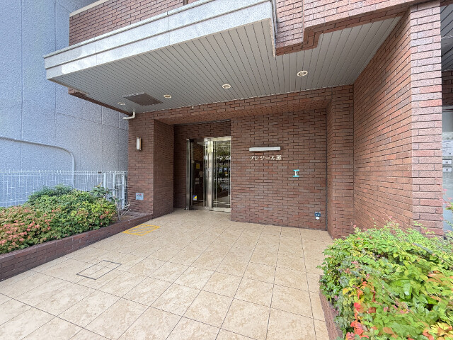 エントランス　マンション入り口はこんな感じです。