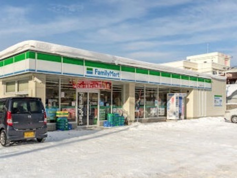 コンビニ　ファミリーマート札幌旭町7丁目店（コンビニ）まで298m