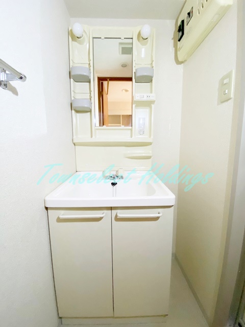 洗面設備　明るい洗面所です