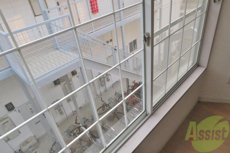 バルコニー　バルコニーはありませんので窓を開ける際はお気をつけて。