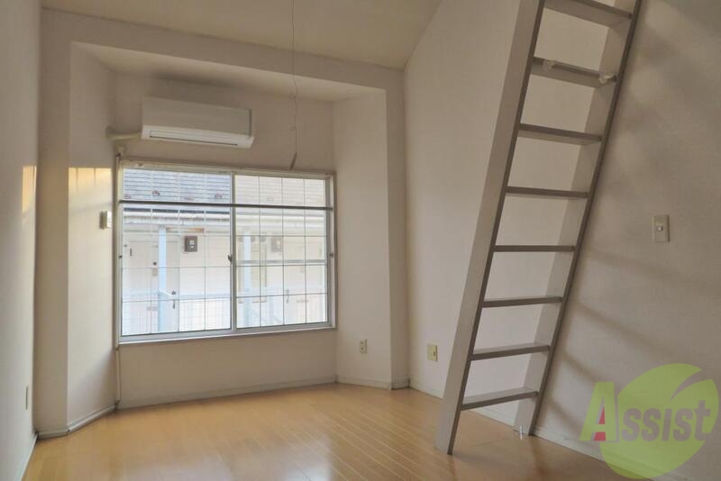 居室・リビング　梯子が見えます。もしやロフト付きなのでは*。