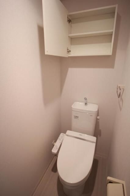 トイレ　落ち着いた色調のトイレです