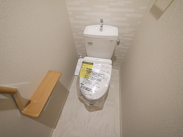トイレ　落ち着いた色調のトイレです