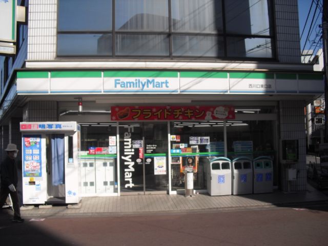 コンビニ　ファミリーマート（コンビニ）まで140m