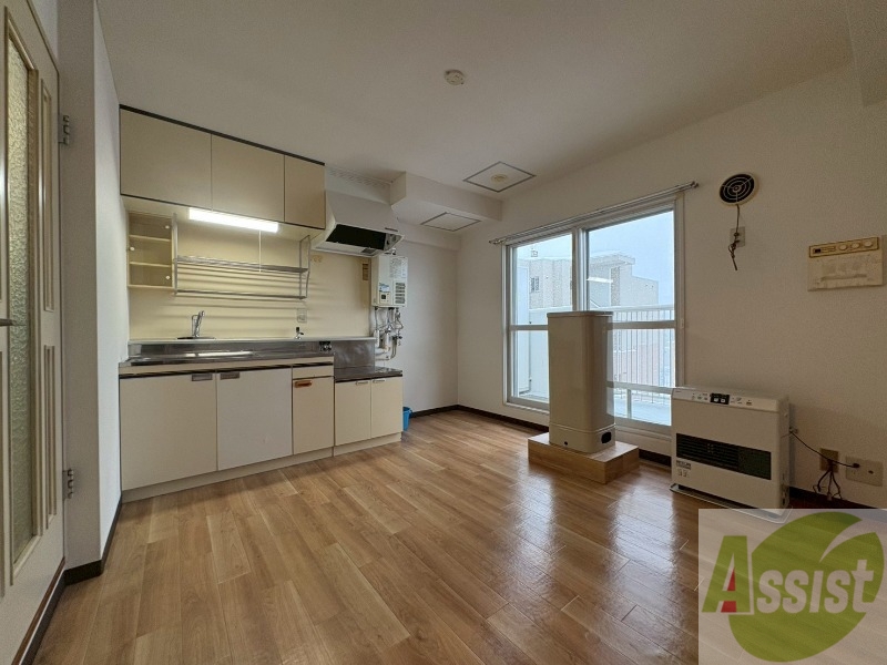 居室・リビング　木目のフローリングは落ち着きのある印象のお部屋になりますね。