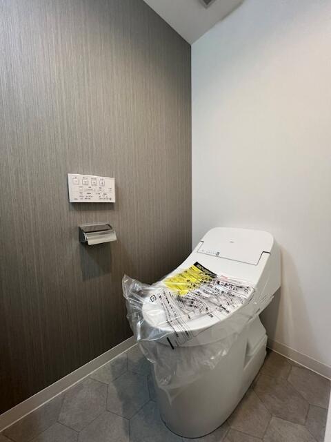 トイレ　落ち着いた色調のトイレです