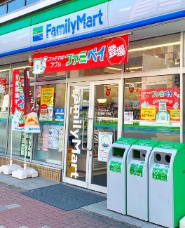 コンビニ　ファミリーマート（コンビニ）まで130m