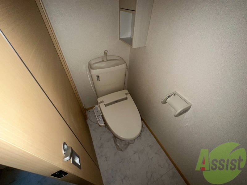 トイレ　温水洗浄便座付きのトイレは、使用しやすくうれしいですね。