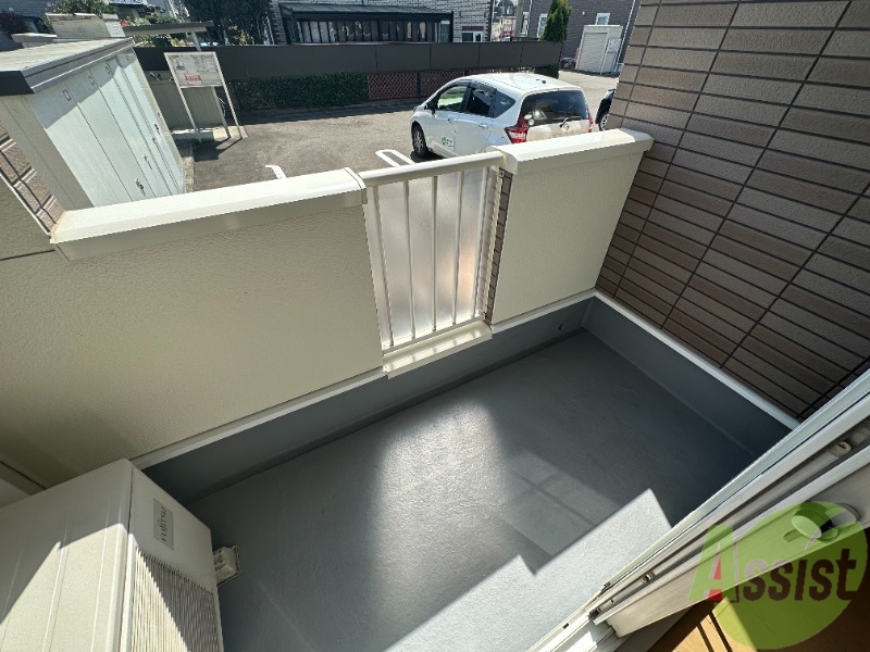 バルコニー　バルコニースペースも広く、洗濯物も問題なく干せそうですね。