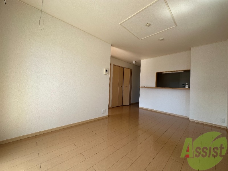 居室・リビング　広々として、家具関係も問題なく置けそうですね。