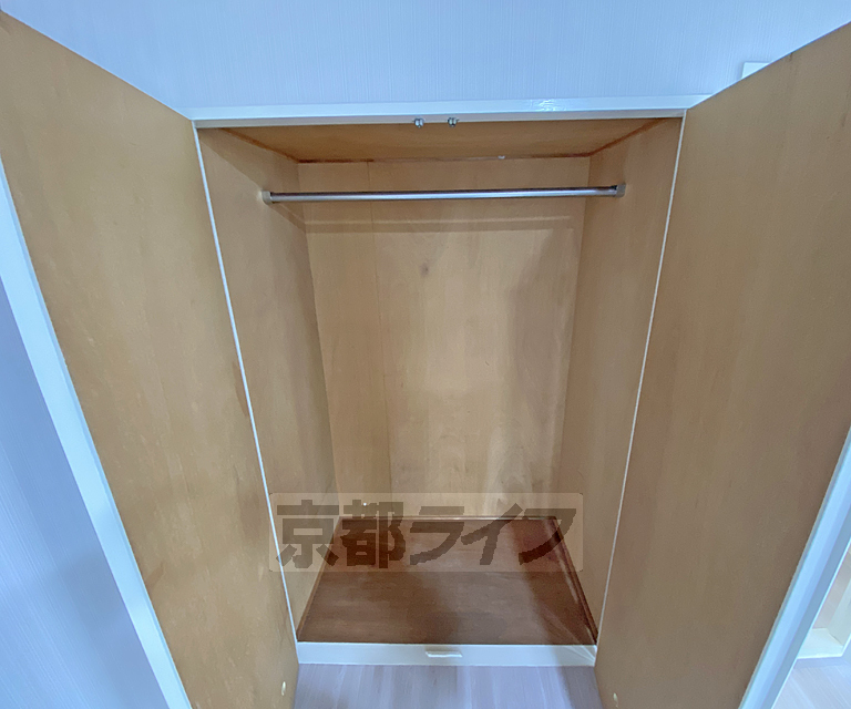 収納　パイプ付