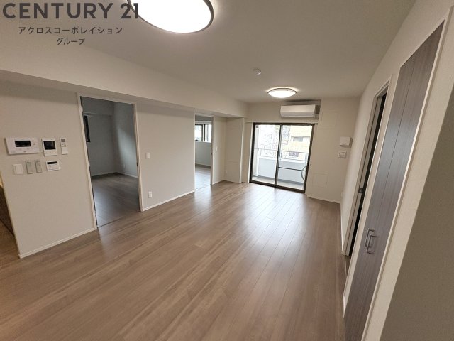 居室・リビング　エアコン付き17帖の広いリビングです♪