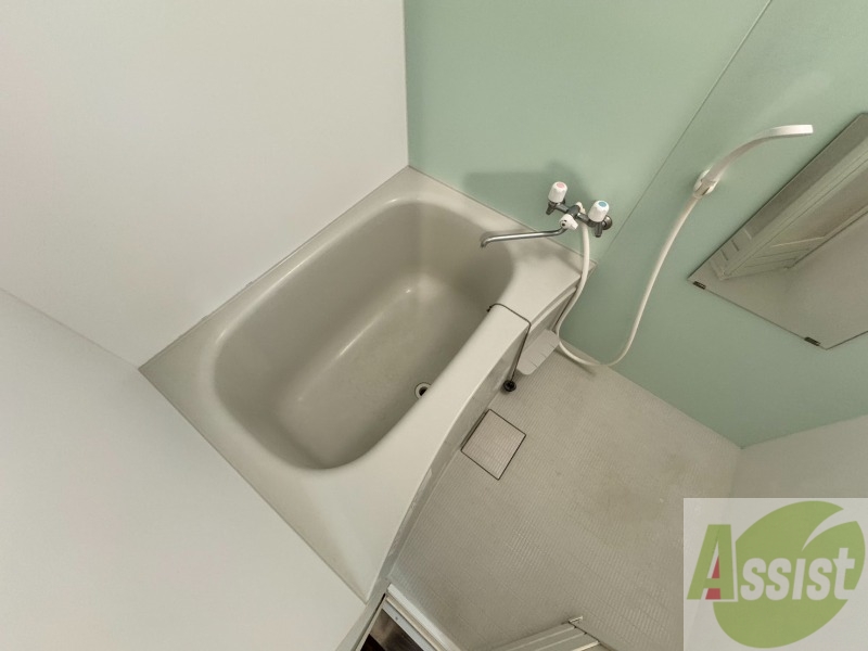 バス・シャワールーム　バスルームは狭すぎず、シャワーも浴びやすそうです。