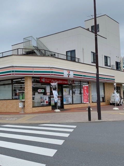 コンビニ　セブンイレブン河辺駅南口店（コンビニ）まで550m