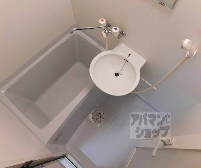 バス・シャワールーム　洗面台が一緒になったバスルームです