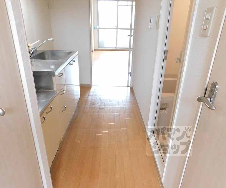 その他部屋・スペース　玄関からは広い廊下が広がっています