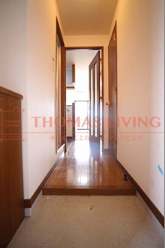 玄関　来客の際に室内を隠せます。