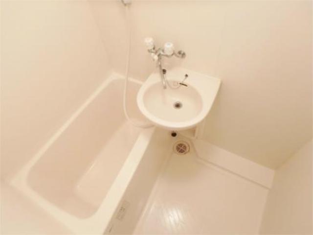 バス・シャワールーム　もちろんバス、トイレ別タイプです