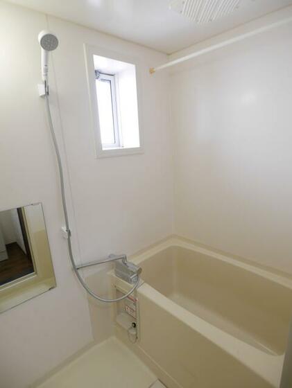 バス・シャワールーム　バスルームに窓アリ